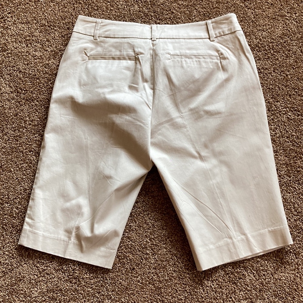 NY & CO LIGHT TAN BERMUDA SHORTS. SIZE 6. NWT. FRONT POCKETS. HAS STRETCH. - Picture 6 of 6
